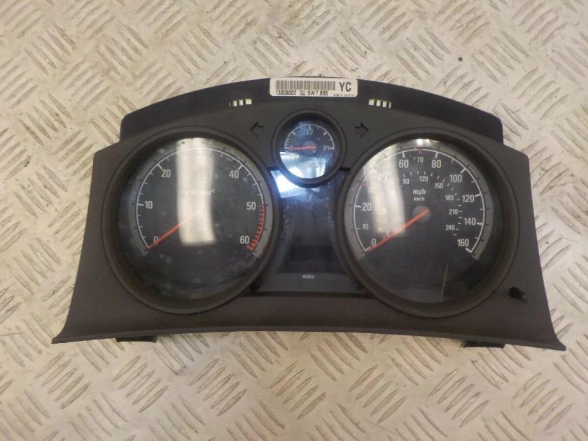 Opel Zafira панель приборов