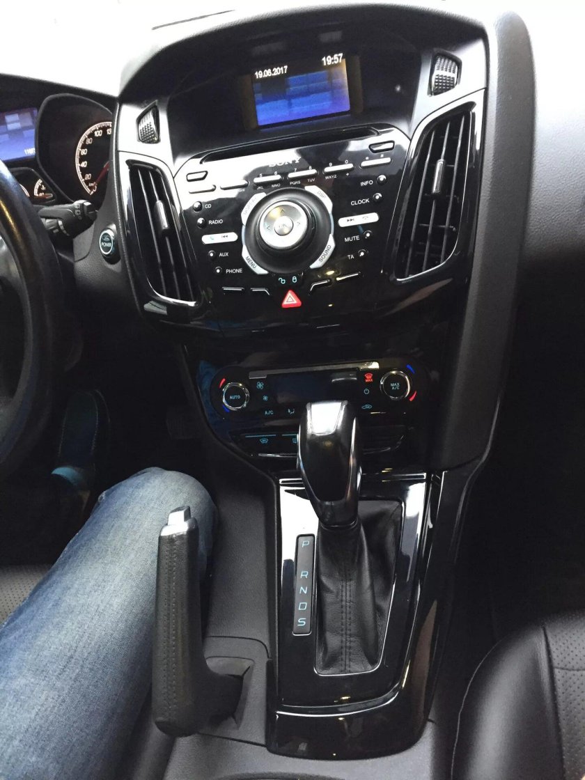 Форд фокус 3 салон черный глянец