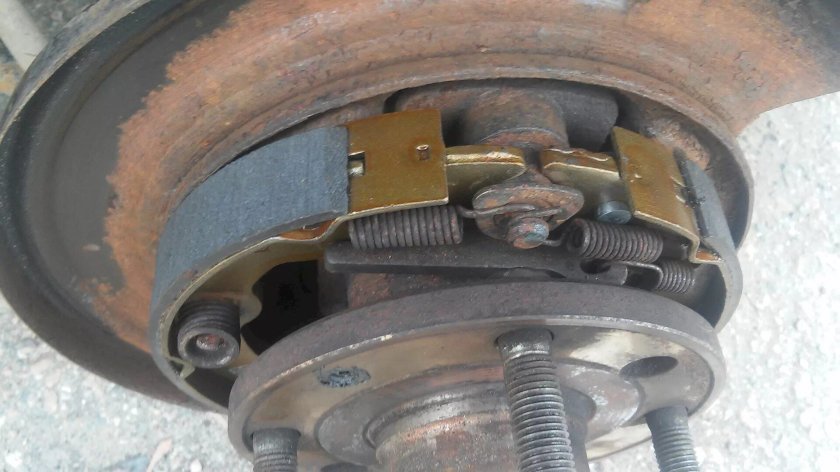 Задние тормозные колодки на ручник Шевроле Лачетти