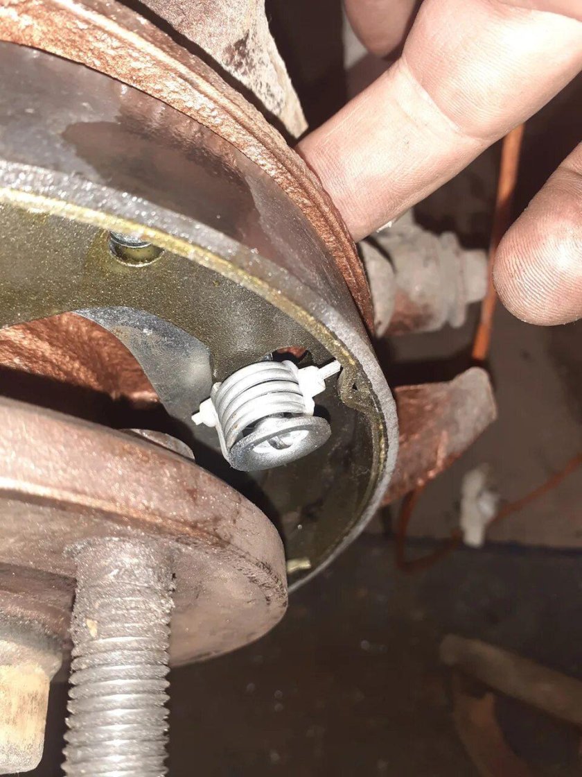 Задние тормозные колодки на ручник Шевроле Лачетти