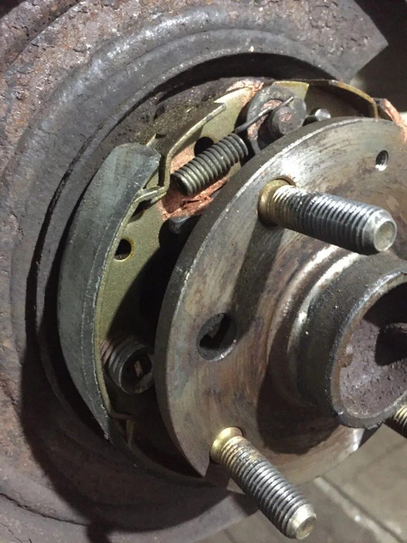 Задние тормозные колодки на ручник Шевроле Лачетти