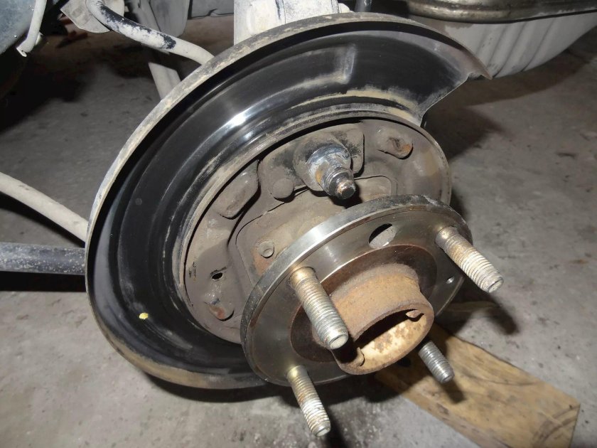 Задний щит тормозного барабана на Chevrolet Lacetti