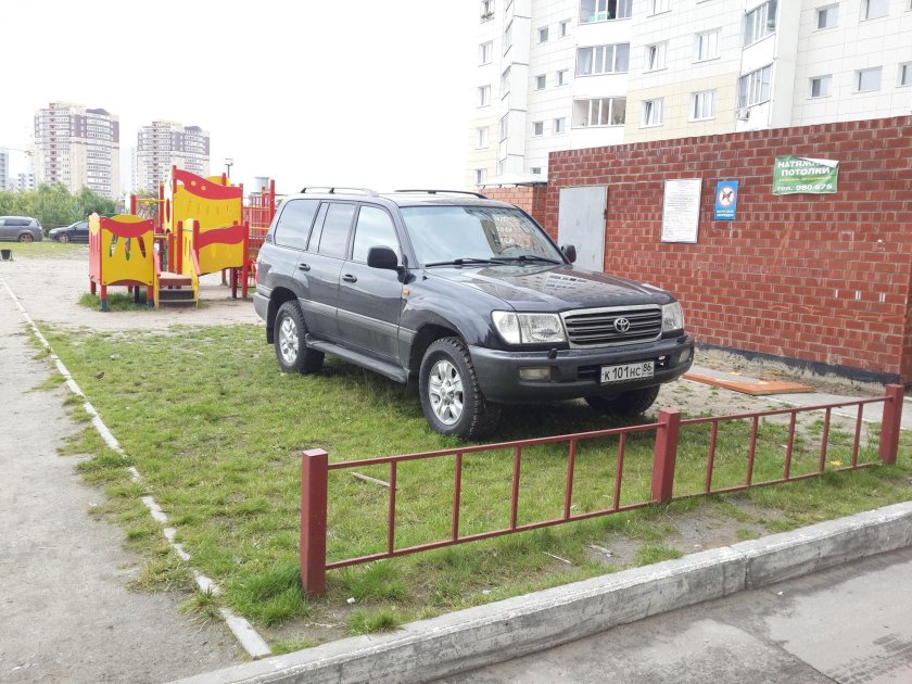 Машина во дворе