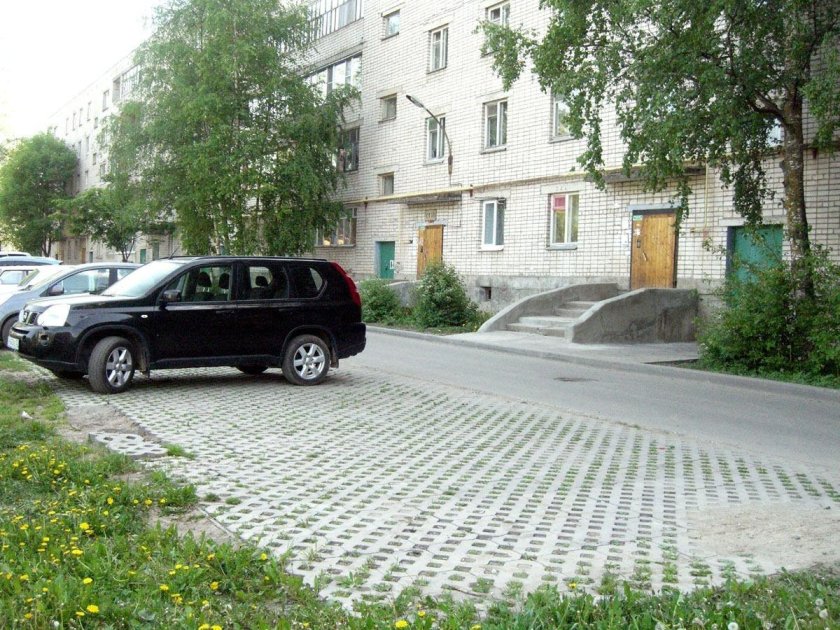 Машина во дворе