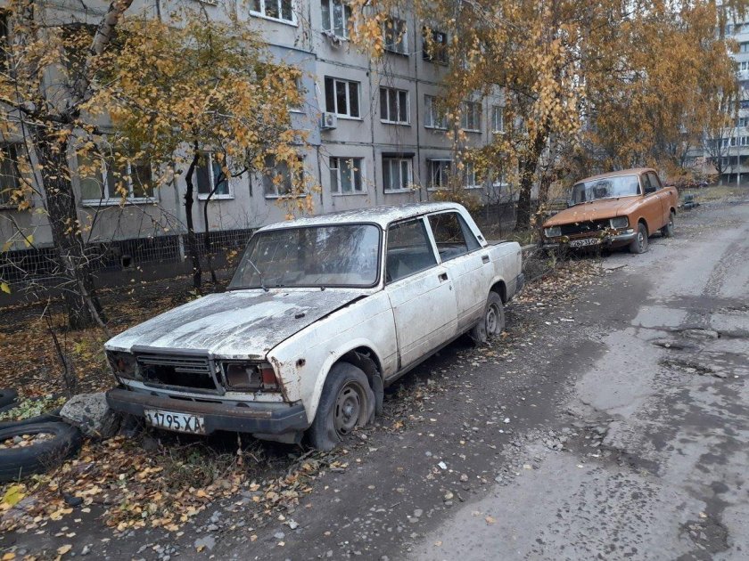 Заброшенный автомобиль во дворе