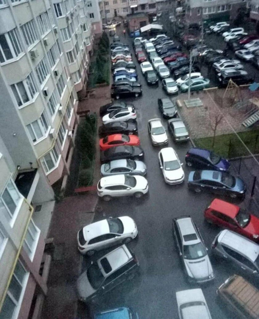 Машина во дворе