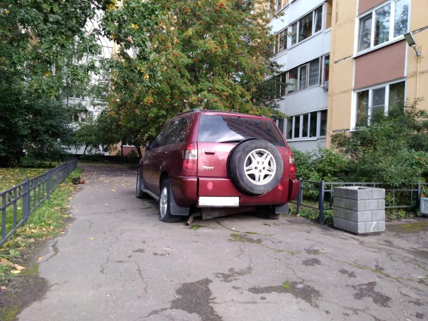 Машина во дворе