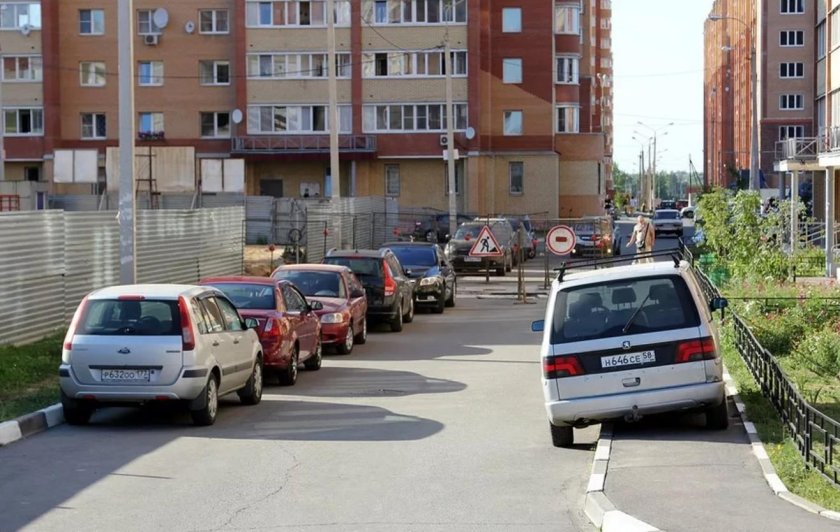 Машина во дворе