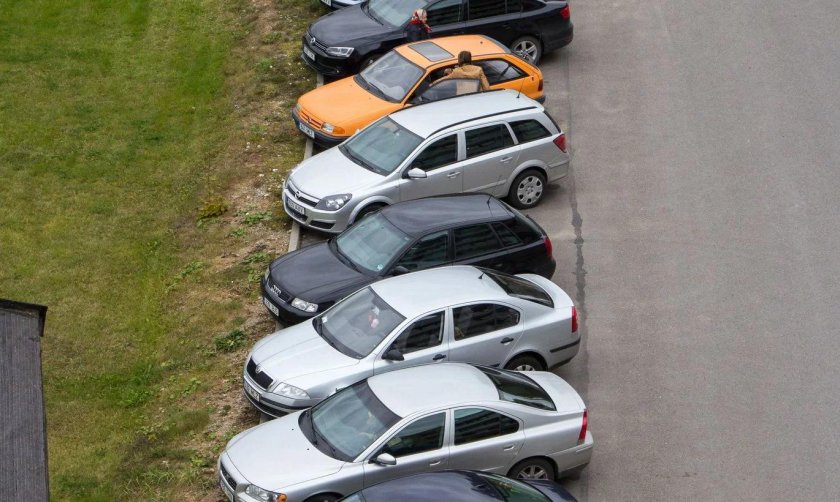 Машина во дворе