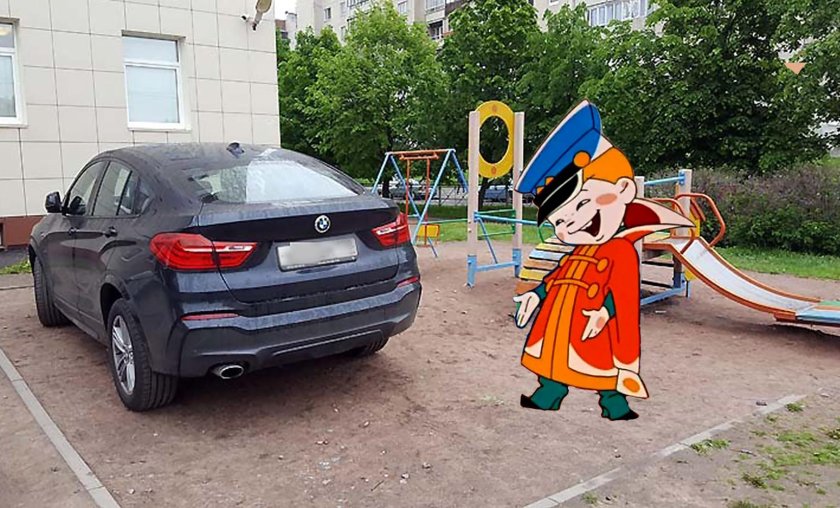 Машина во дворе