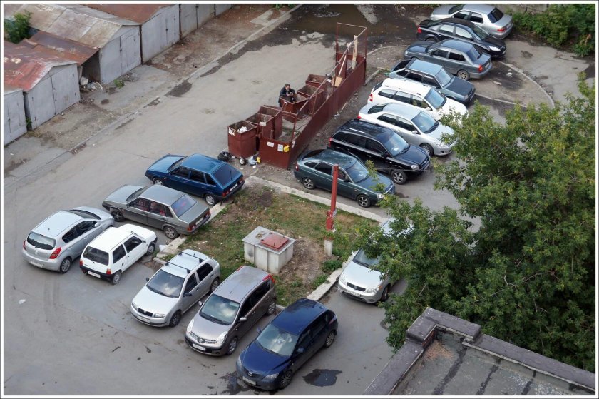 Машина во дворе