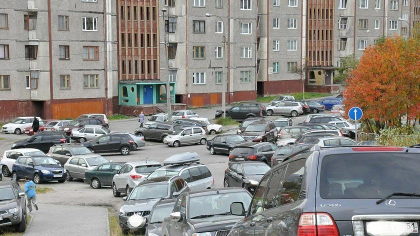 Машина во дворе