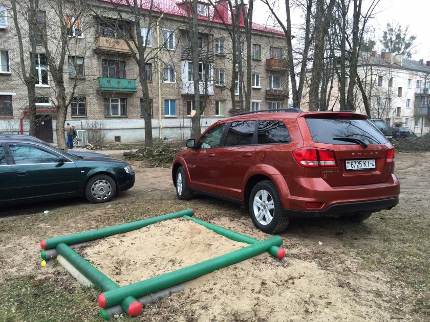 Машина во дворе