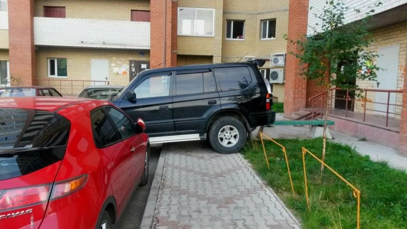 Машина во дворе