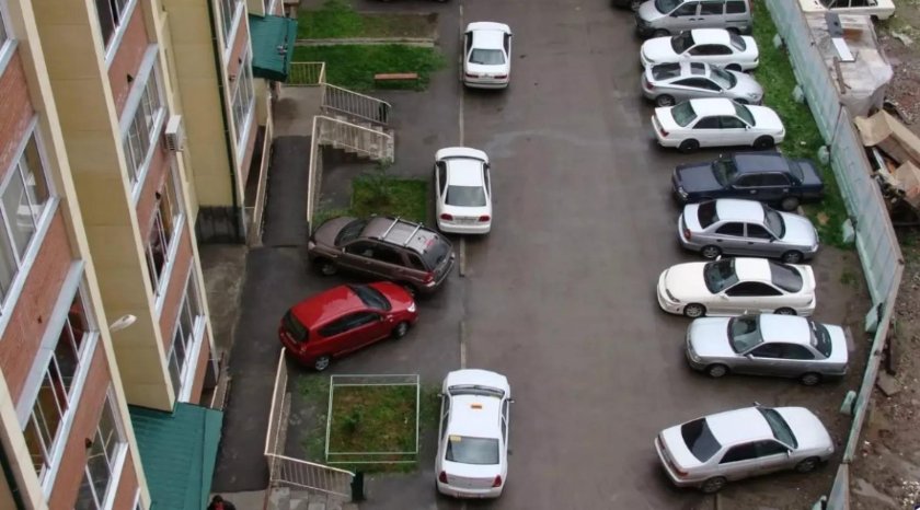 Парковка во дворе