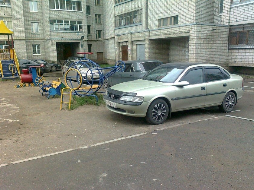 Машина во дворе