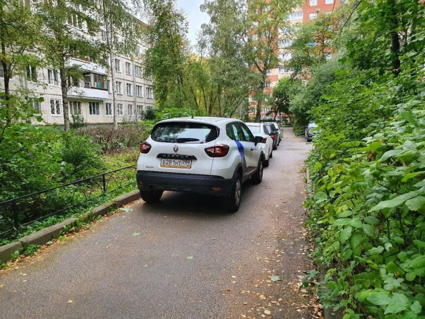 Машина во дворе