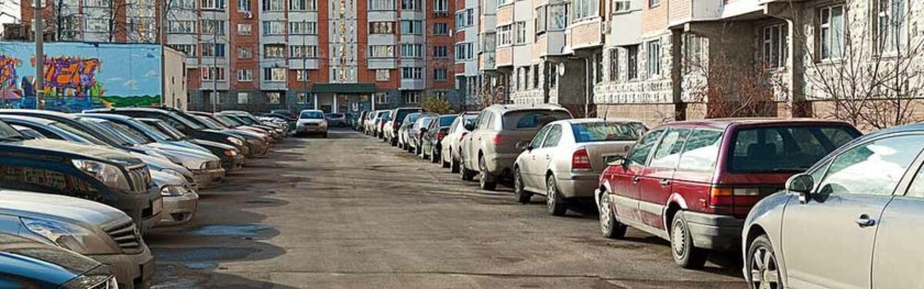 Машина во дворе