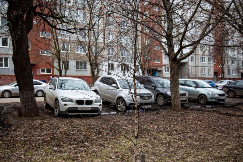 Машина во дворе