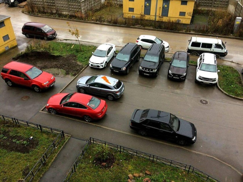 Машина во дворе