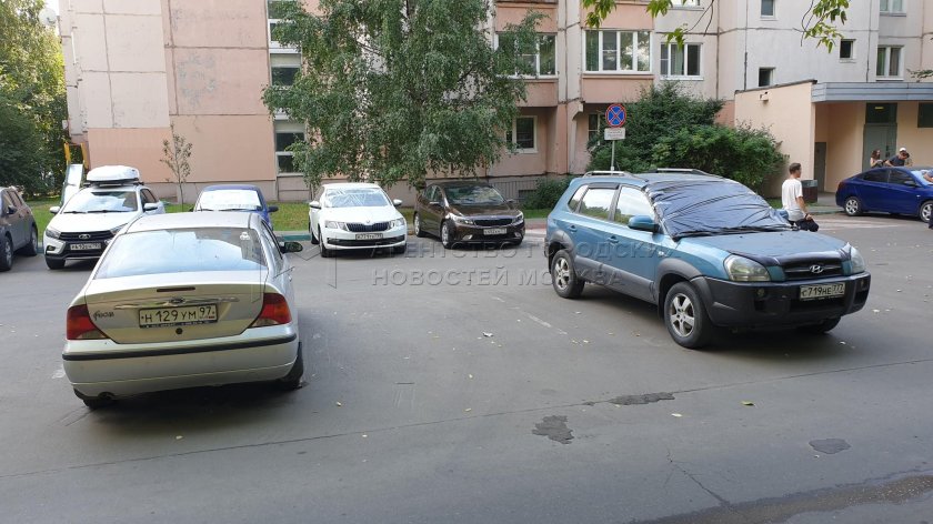 Машина во дворе