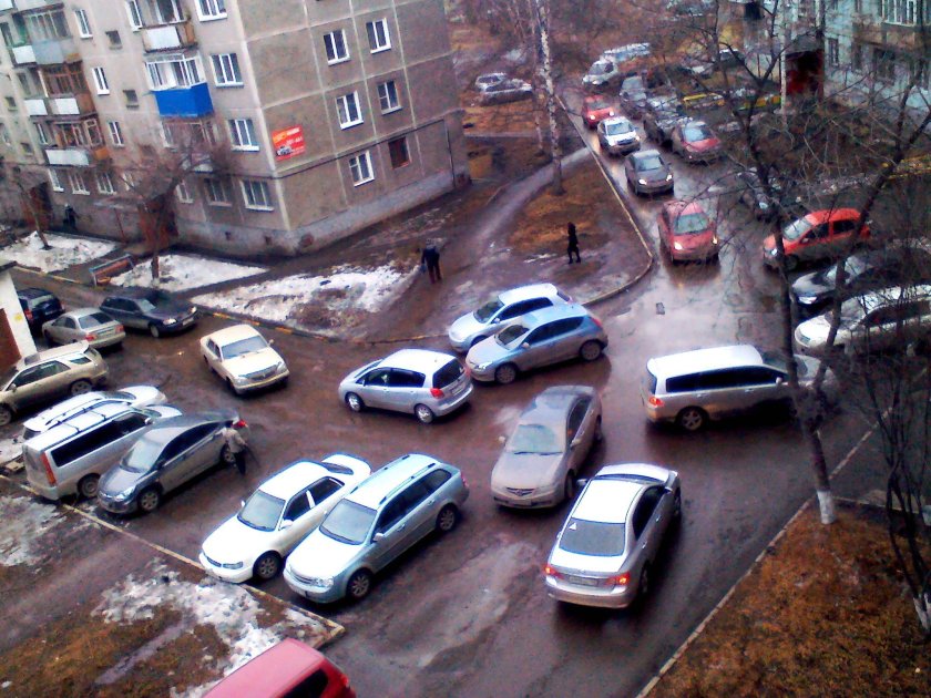 Машина во дворе