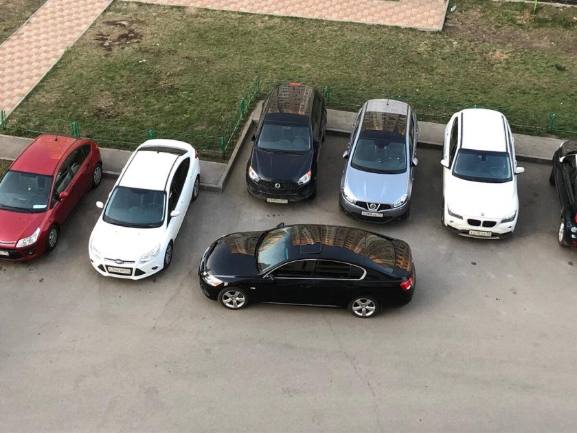 Машина во дворе