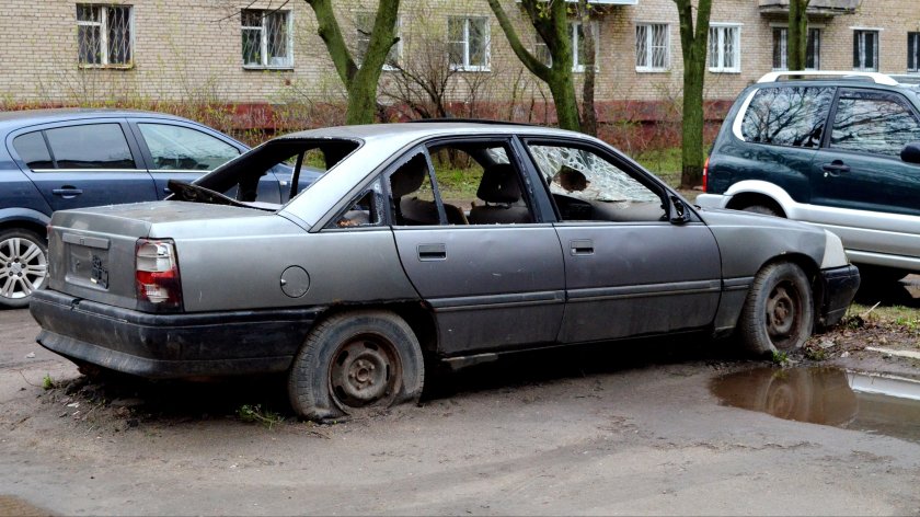 Заброшенная машина во дворе