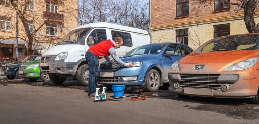 Мытье машины во дворе