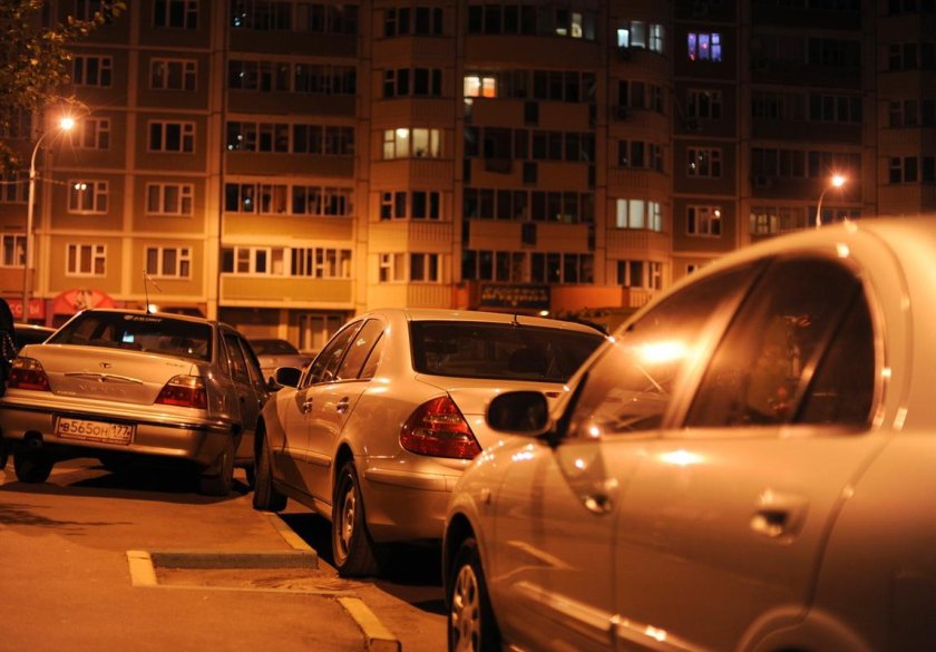 Парковка во дворе ночью