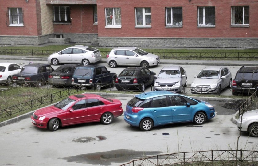 Машина во дворе