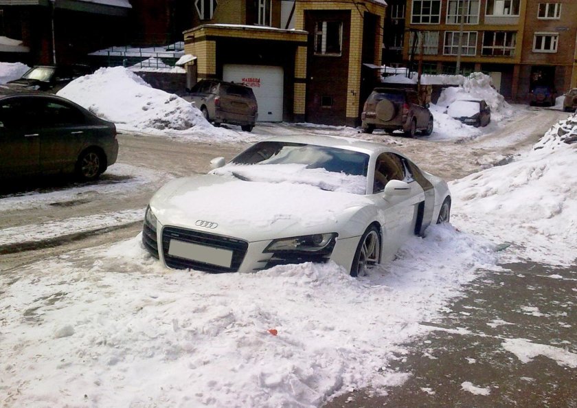 Дорогая машина во дворе