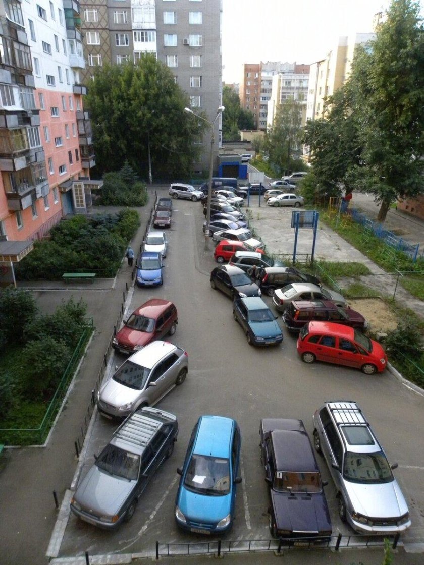 Машина во дворе