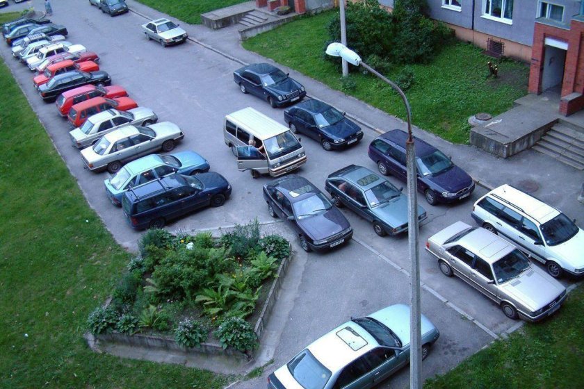 Машина во дворе