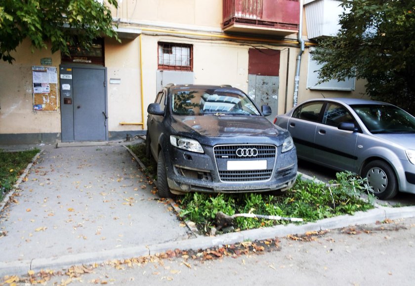 Машина во дворе