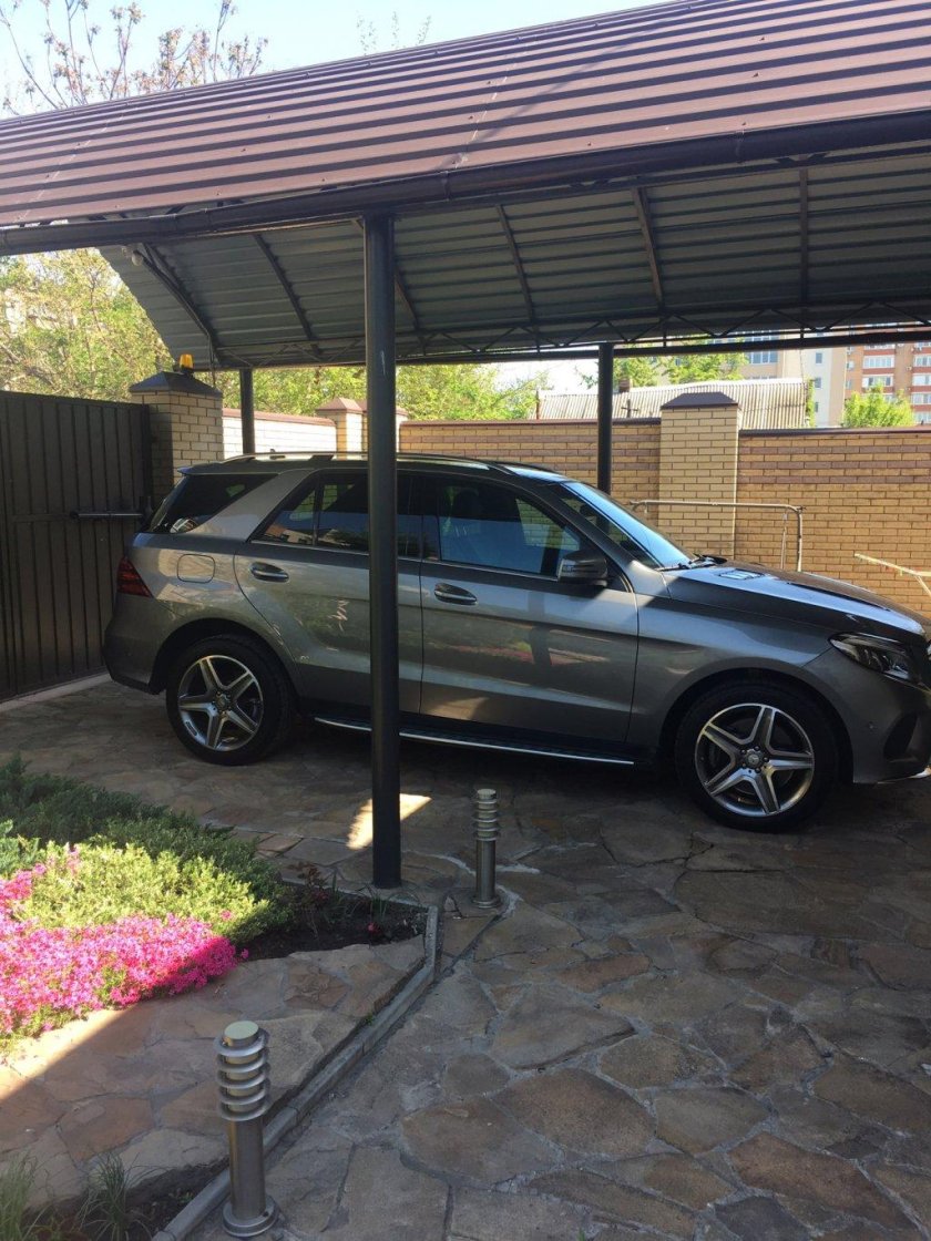 Машина во дворе