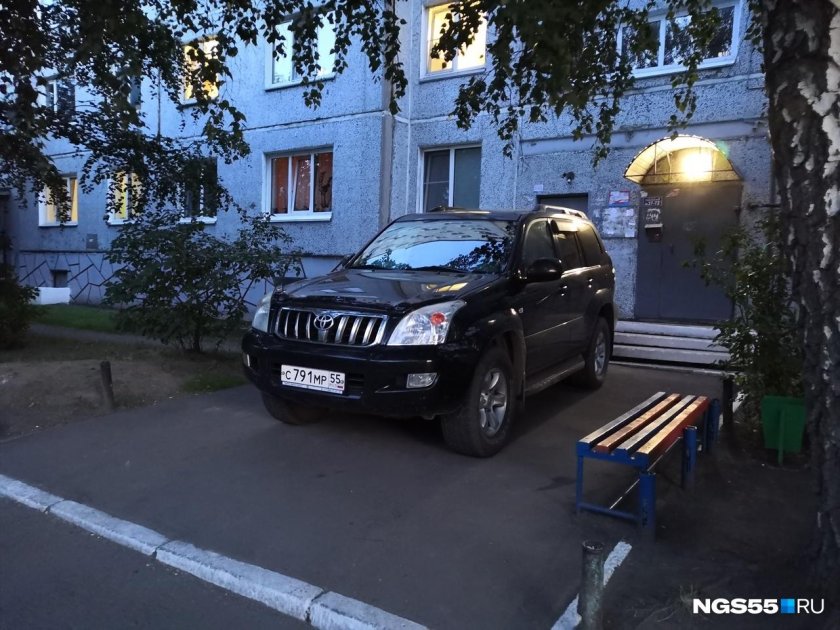 Машина в подъезде