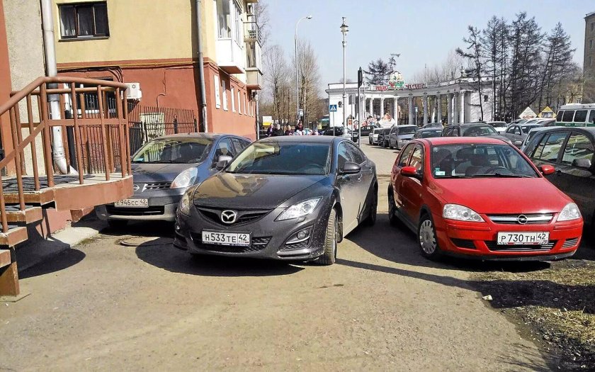 Машина на парковке