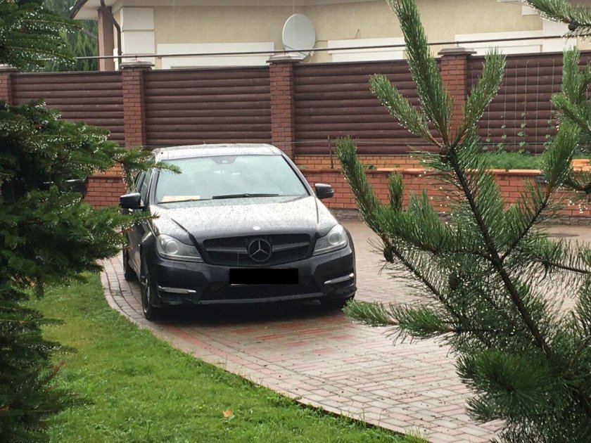 Мерседес АМГ во дворе