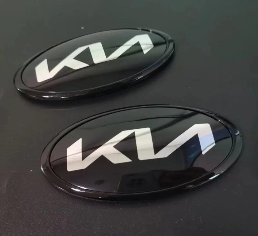 Черная эмблема Киа Рио 3