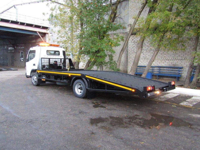 Эвакуатор с ломаной платформой на шасси Fuso fecx1h