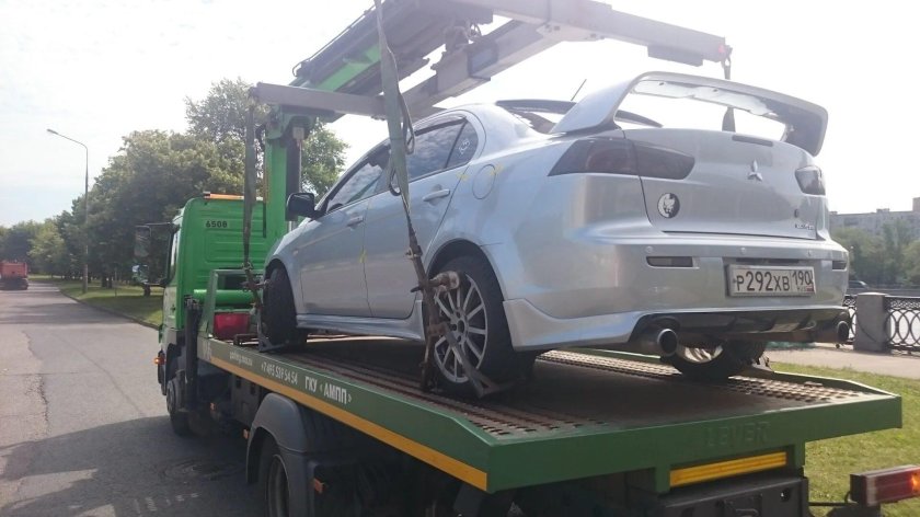 Лансер 9 на эвакуаторе