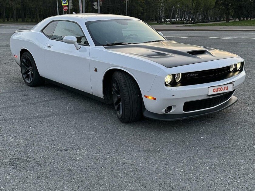 Белый додж челленджер