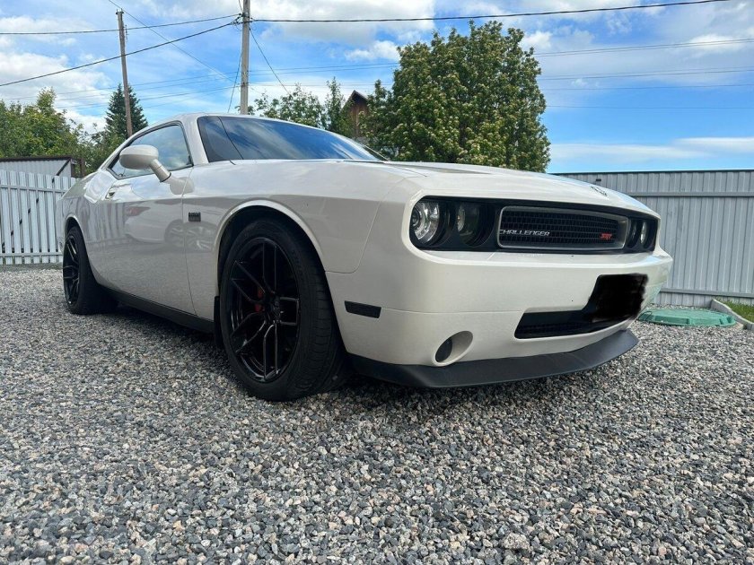 Белый додж челленджер