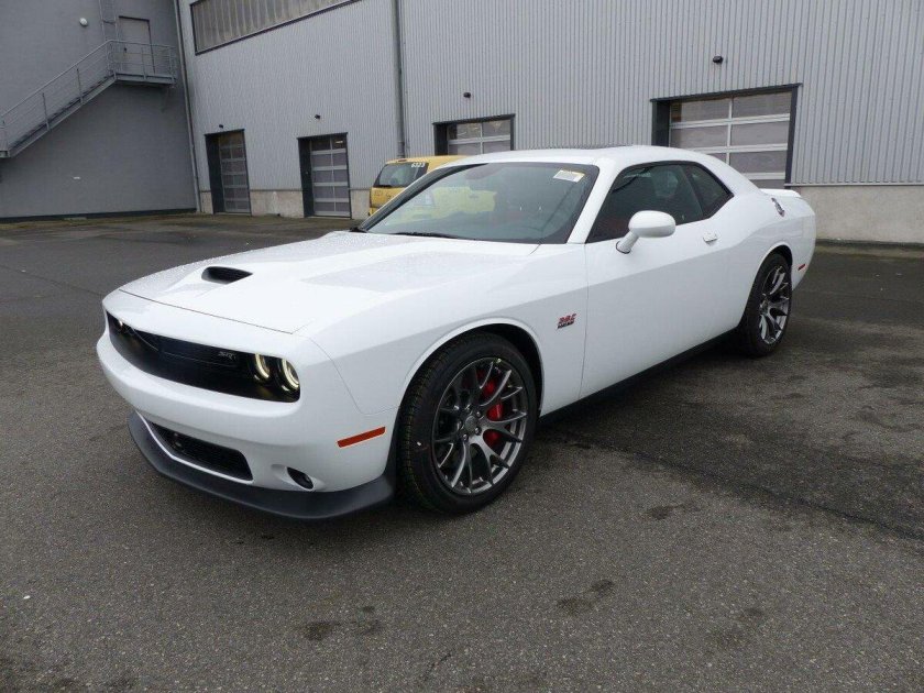 Додж Челленджер белый