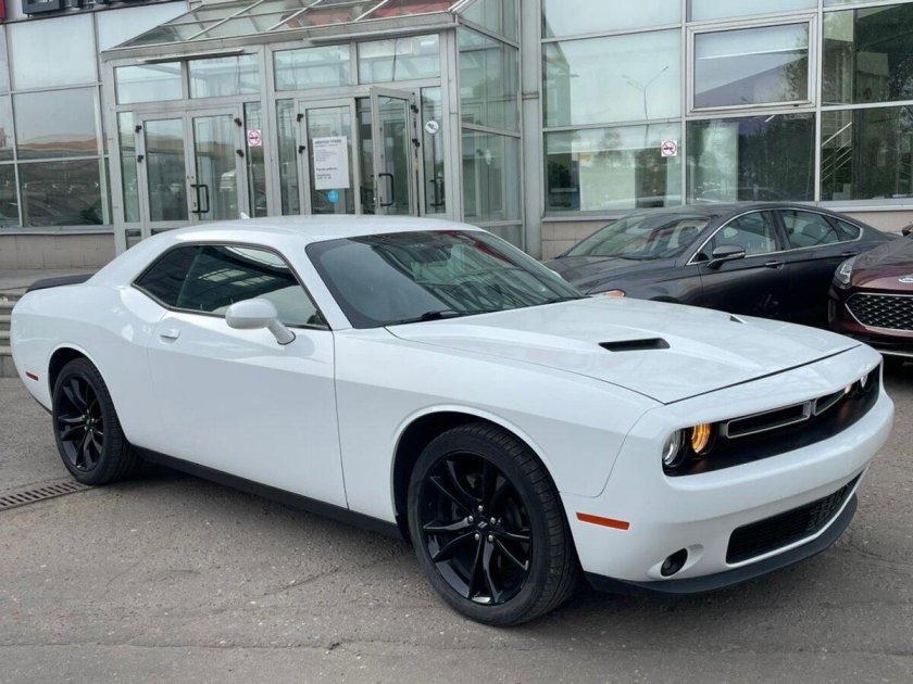 Dodge Challenger белый