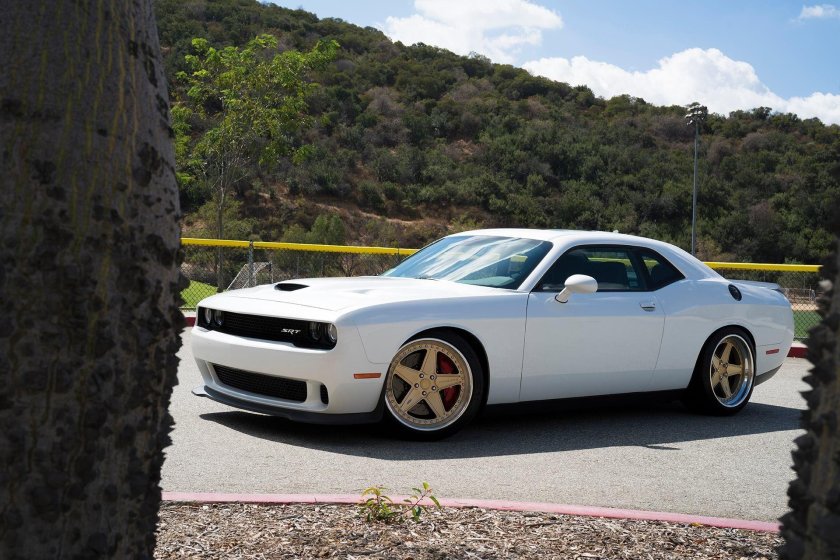 Додж Челленджер белый