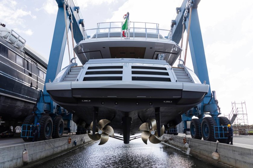 Яхта Mangusta 165e