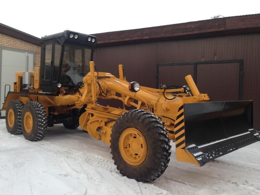 Грейдер ЧСДМ ДЗ-98