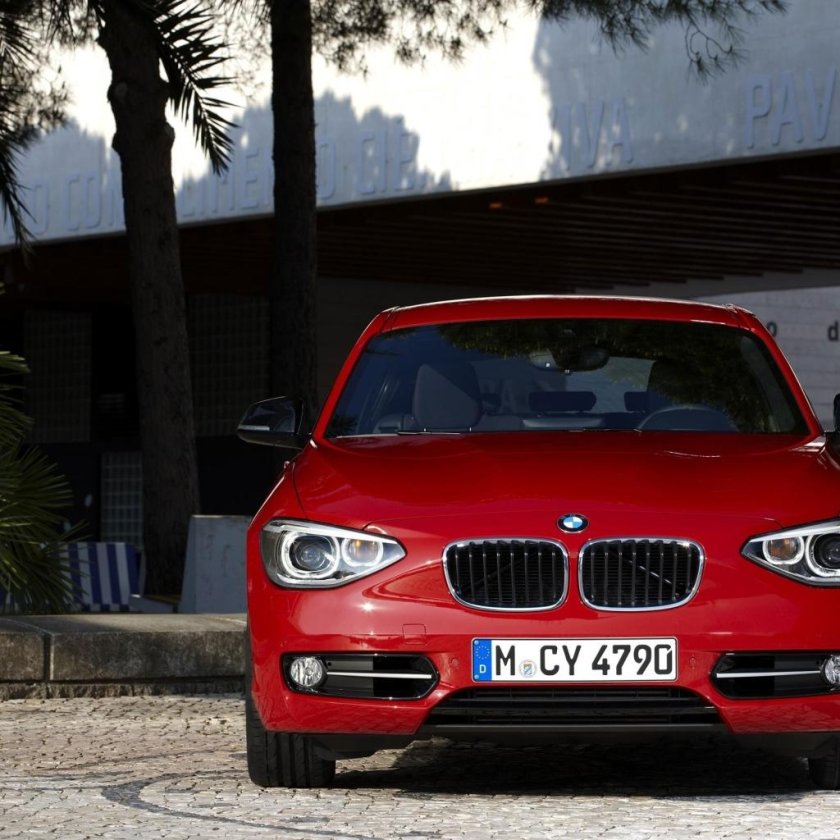 Красная BMW e81